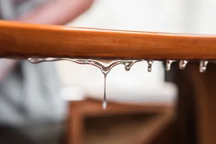 Что случится с эпоксидной смолой, если поместить ее в вакуум: неожиданные результаты эксперимента