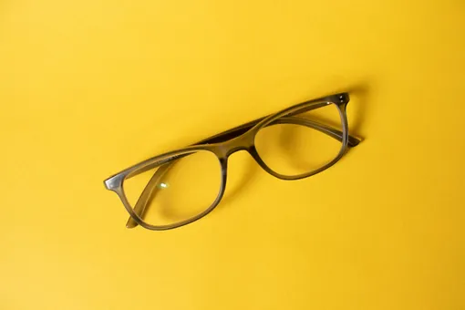 Очки на желтом фоне Очки на желтом фоне