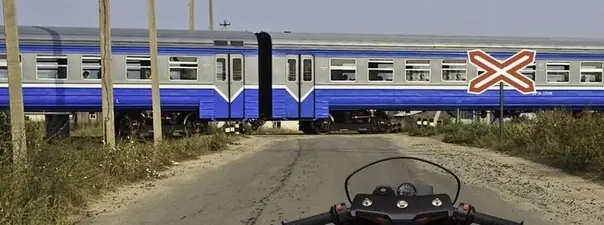 На каком минимальном расстоянии от рельса нужно остановиться?