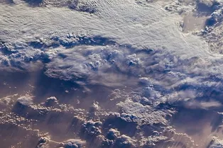 Нарушение симметрии: Северное полушарие нагревается быстрее Южного