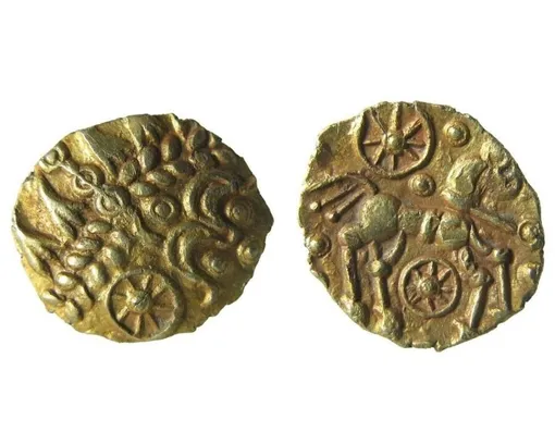 Еще один пример монеты из Саксонии. Эта датируется периодом между 60 и 20 гг. до н. э. и обнаружена в Англии. / Еще один пример монеты из Саксонии. Эта датируется периодом между 60 и 20 гг. до н. э. и обнаружена в Англии. /