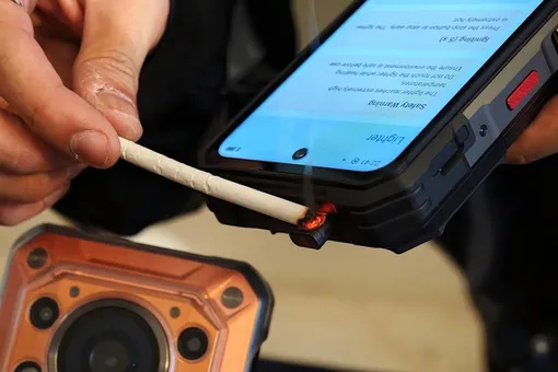 Телефон-зажигалку показали на MWC: самый странный гаджет выставки Телефон-зажигалку показали на MWC: самый странный гаджет выставки