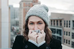 Почему у некоторых людей постоянно мерзнут руки: простое объяснение!