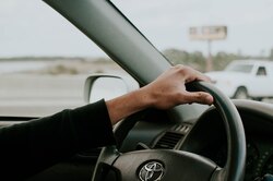 Что делать, если перестал крутиться руль? Вот простая инструкция