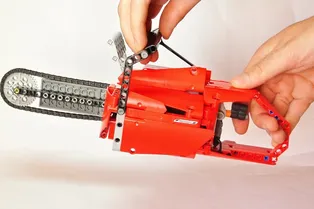 Рабочая цепная пила из конструктора LEGO Рабочая цепная пила из конструктора LEGO
