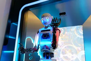 Робот с «Робостанции» поздравит посетительниц с Международным женским днем и подарит 3000 цветов