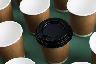 Не декоративный элемент: для чего нужно крошечное отверстие в пластиковой крышке на кофейном стакане?