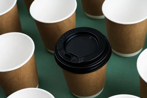 Не декоративный элемент: для чего нужно крошечное отверстие в пластиковой крышке на кофейном стакане? Не декоративный элемент: для чего нужно крошечное отверстие в пластиковой крышке на кофейном стакане?