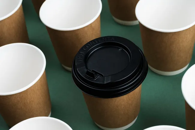 Не декоративный элемент: для чего нужно крошечное отверстие в пластиковой крышке на кофейном стакане?