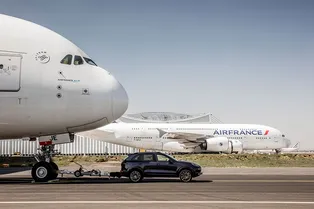 Автомобиль отбуксировал самолёт: новый рекорд!