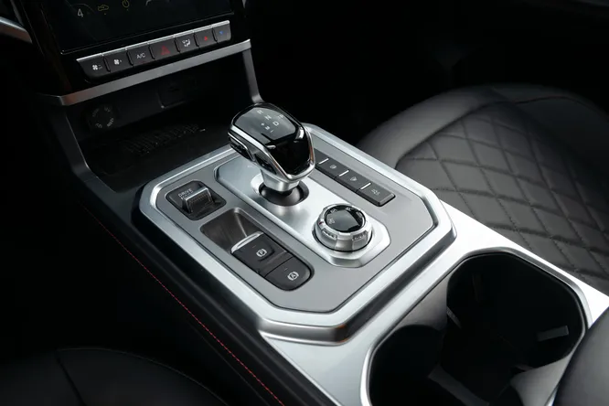 Вы подъехали к длинному спуску с горы. Какую передачу сейчас надо включить?