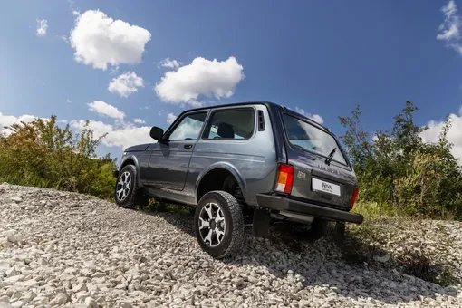 Lada Niva Legend на склоне гравия Lada Niva Legend на склоне гравия