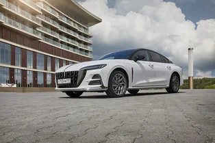 Антиседан Hongqi H6: восточная мудрость против обыденности