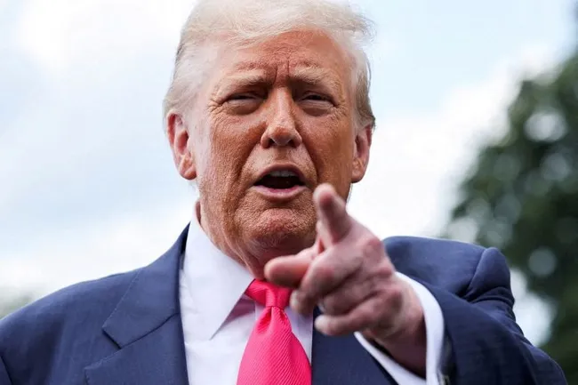 На какую болезнь указал отек ноги у Трампа? Врачи предупредили об угрозе ХВН