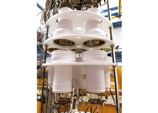 Устройства для усиления света, известные как фотоумножительные трубки (PMT), разработанные для использования в эксперименте по поиску темной материи LUX-ZEPLIN (LZ), готовятся к испытаниям в Университете Брауна.