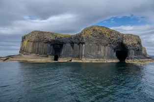 Природа способна и на такое: 5 фактов о «поющей» Фингаловой пещере