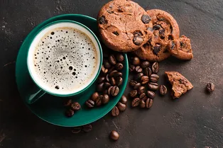 Горячее или холодное? Ученые выяснили, как температура еды и напитков влияет на сон и пищеварение