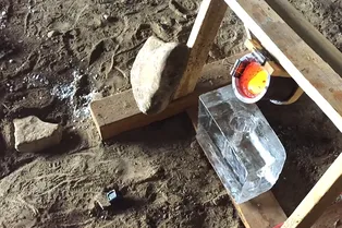 Что произойдет, если налить расплавленный алюминий в ледяной куб: зрелищный опыт Что произойдет, если налить расплавленный алюминий в ледяной куб: зрелищный опыт