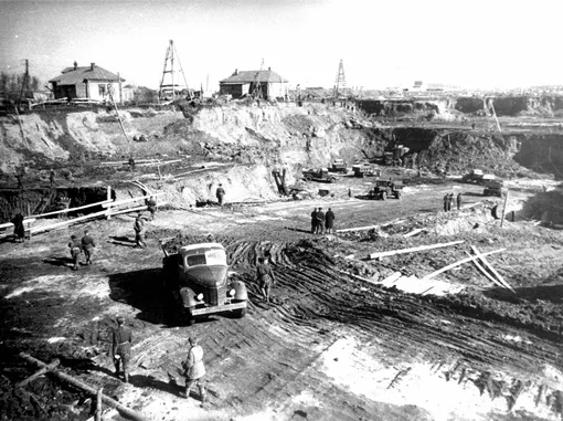 Фото котлована, 1958 год. Через год, 12 апреля 1949 года, состоялась торжественная закладка фундамента Главного здания университета.