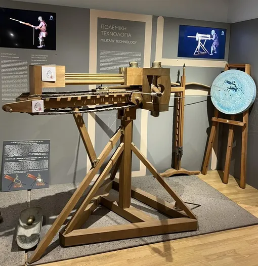 Современная реконструкция многозарядной катапульты «полибол» Дионисия Александрийского, представленная в Музее древнегреческой техники имени Коцанаса в Афинах, Греция.