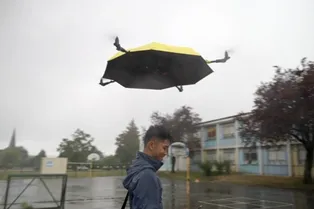 Изобретатель сконструировал зонтик, который летает за человеком Изобретатель сконструировал зонтик, который летает за человеком