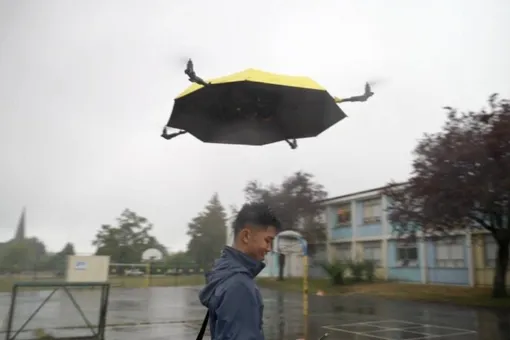 Изобретатель сконструировал зонтик, который летает за человеком Изобретатель сконструировал зонтик, который летает за человеком
