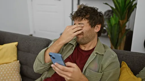 Мужчина испытывает испанский стыд Мужчина испытывает испанский стыд