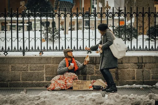 помощь людям