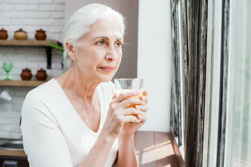 женщина пьет молоко