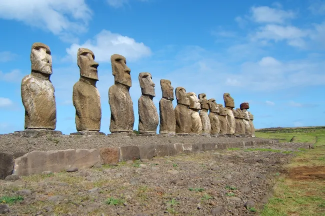 Моаи: символ яркого самовыражения и борьбы за статус на острове Пасхи