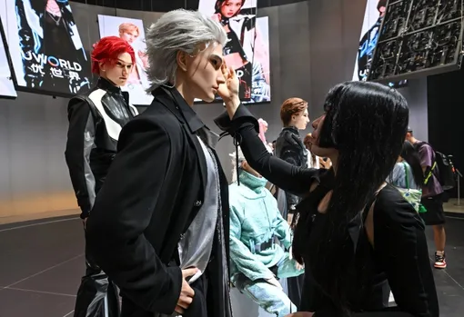 Во время презентации U1 в китайском Шэньчжэне стилист (человек) придает гуманоидному роботу последние штрихи. Во время презентации U1 в китайском Шэньчжэне стилист (человек) придает гуманоидному роботу последние штрихи.