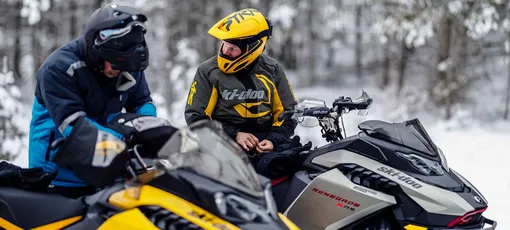 два снегохода, водители разговаривают