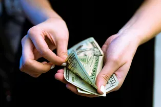 Люди тратят больше денег, когда оплачивают покупки безналичным способом Люди тратят больше денег, когда оплачивают покупки безналичным способом