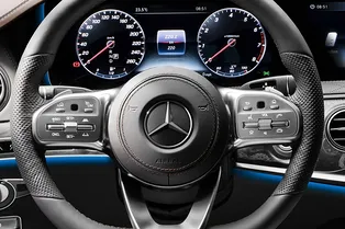 Mercedes-Benz научился самостоятельно уезжать с завода