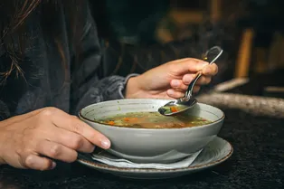 Почему куриный суп помогает от простуды? Этому есть научное объяснение Почему куриный суп помогает от простуды? Этому есть научное объяснение