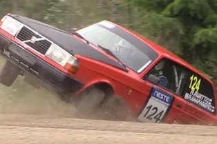 Зрители вручную вернули на трассу раллийного гонщика: зрелищная авария Зрители вручную вернули на трассу раллийного гонщика: зрелищная авария