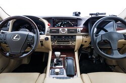 Toyota с двумя рулями: и как прикажете на этом ездить?