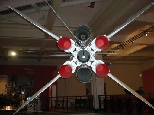 модель космолета X-Wing модель космолета X-Wing