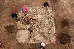 Поразительная находка! Вот что нашли археологи в древней гробнице с могилами женщин вокруг котла Поразительная находка! Вот что нашли археологи в древней гробнице с могилами женщин вокруг котла