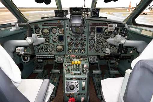 cockpit yak-40 jet