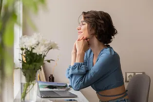 От тревоги к уверенности: кому помогают аффирмации, и как они влияют на самооценку От тревоги к уверенности: кому помогают аффирмации, и как они влияют на самооценку