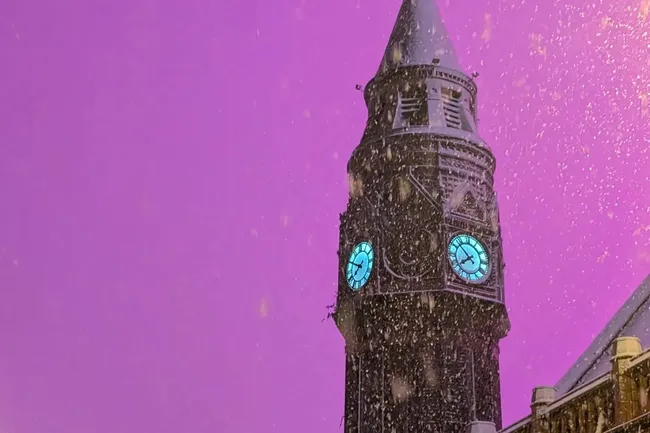 Небо Англии порозовело во время снегопада! Эксперты рассказали, как это возможно