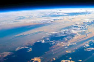 Таинственные сверхнизкочастотные шумы обнаружены в атмосфере Земли — ученые не могут их объяснить Таинственные сверхнизкочастотные шумы обнаружены в атмосфере Земли — ученые не могут их объяснить