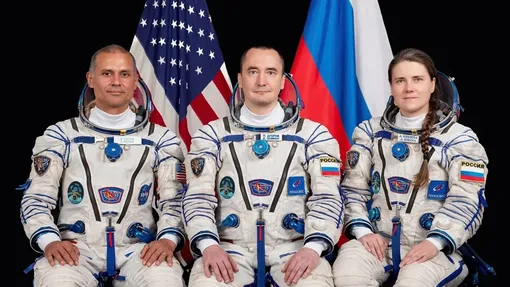 Астронавт NASA Анил Менон (слева) и космонавты «Роскосмоса» Петр Дубров и Анна Кикина, основной экипаж корабля «Союз МС-29», позируют для портрета в Центре подготовки космонавтов имени Гагарина в России. Астронавт NASA Анил Менон (слева) и космонавты «Роскосмоса» Петр Дубров и Анна Кикина, основной экипаж корабля «Союз МС-29», позируют для портрета в Центре подготовки космонавтов имени Гагарина в России.