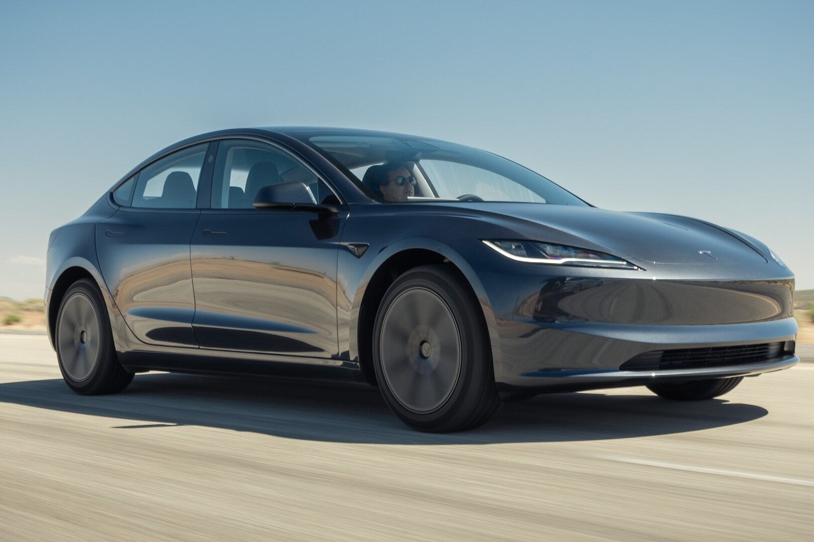 Tesla научит автомобили моргать камерами, чтобы очищать их от грязи
