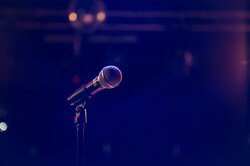 Меломаны, вопрос для вас: кто исполнял этот хит нулевых? Определите по строчкам!