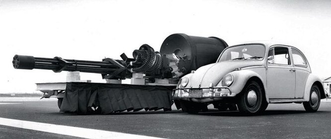 Пушка GAU-8 рядом с Volkswagen Beatle