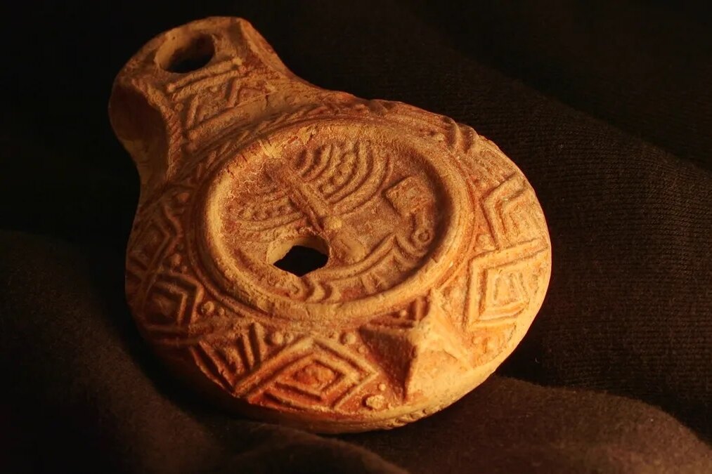 В Иерусалиме нашли 1700-летнюю масляную лампу с символами Второго храма