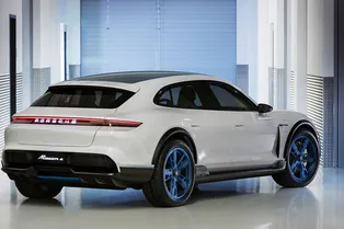 Porsche намекнула на электрический кроссовер