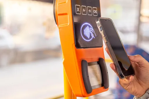 При оплате NFC активным считывающим устройством является терминал, в электромагнитное поле которого входит чип внутри смартфона NFC в транспорте